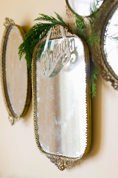 Owalne lustra metalowe w stylu vintage,złocone i postarzane lustro okragłe i prostokatne w zielobnej dekoracji świątecznej