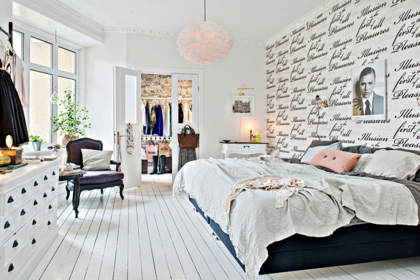 Typograficzna tapeta na ścianie w skandynawskiej sypialni