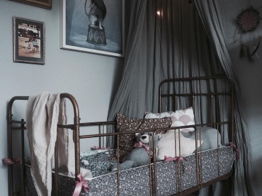 Kącik do spania w pokoju dziecięcym zyskuje na przytulności dzięki zawieszonemu nad łóżeczkiem baldachimowi. Girlanda z...