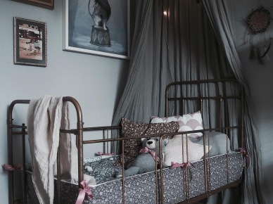 Złote łóżeczko z szarym baldachimem w pokoju dziecięcym (51856)