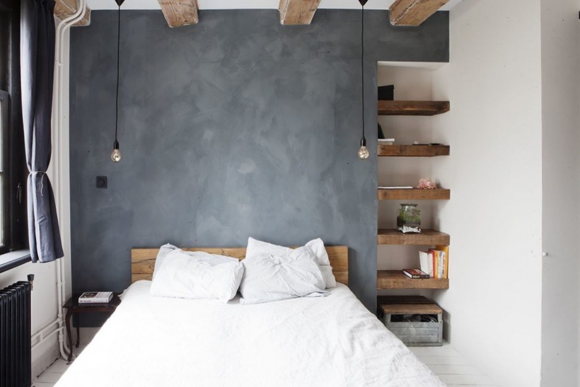Szara ściana i drewniane belki w aranżacji sypialni