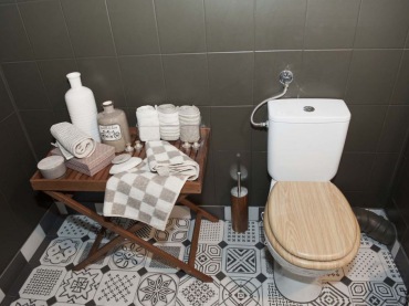 Akcesoria łazienkowe,brązowy stolik z tacą,lniane ręczniki,ręczniki lniane w naturalnych barwach,czarna sciana w łazience,biało-czarna glazura na podłodze w łazience,graficzne wzory na podłodze ,płytki podłogowe vives z graficznymi wzoram (39443)