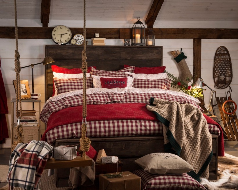 Biało-czerwona kraciasta pościel,czerwony pled,czerwone poduszki,drewniane wiejskie łóżko,drewniana huśtawka na sznurach