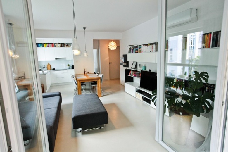 Polska aranżacja mieszkania o pow. 50 m2 w dominującej bieli i pięknym drewnie (41890)