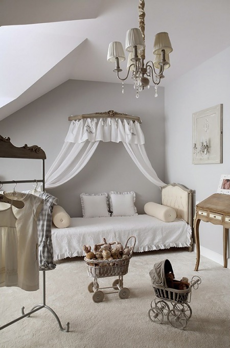 Dziecięcy pokój  z baldachimem nad łóżkiem,stylowym sekretarzykiem i żyrandolem z abażurkami
