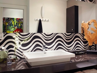 Biało-czarna glazura w fale,duże lustro i czarne mebloe w aranżacji męskiej łazienki (24481)