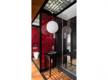 w pewnym apartamencie projektantka nawiązała do orientu - mała przestrzeń łazienki nabrała zdecydowanego charakteru....