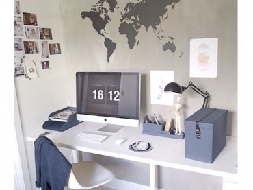 Na domowy gabinet składają się białe biurko i krzesło oraz ściana inspiracji. Wyklejona mapa świata może motywować do...