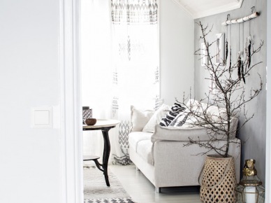 Biały salon z ekologicznymi dekoracjami w skandynawskiej stylizacji (48650)