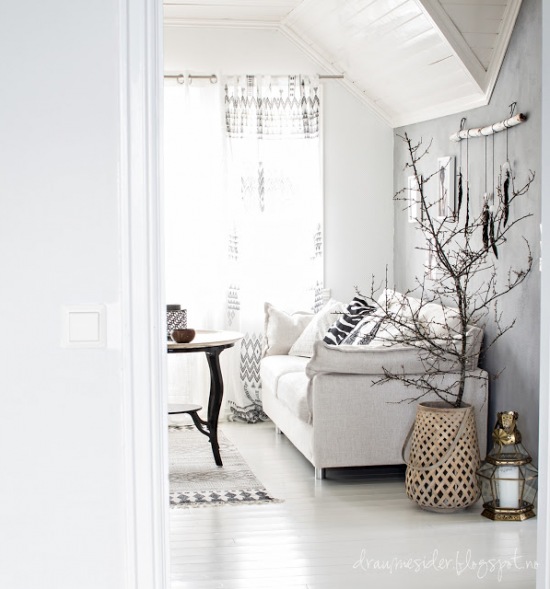 Biały salon z ekologicznymi dekoracjami w skandynawskiej stylizacji