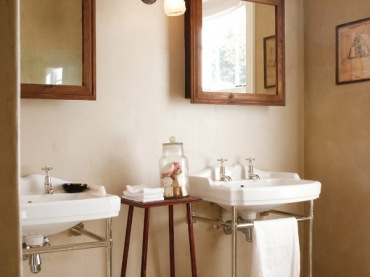 typowa śródziemnomorska stylizacja łazienki. Ciepłe tonacje terakoty i naturalne odcienie tynków na ścianie. Całość...