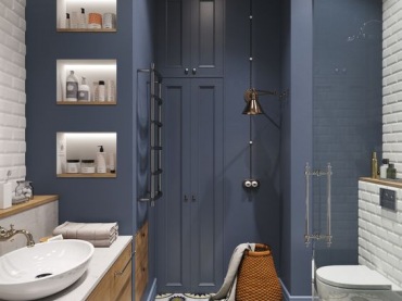 W łazience ściany pomalowano na niebiesko, co tworzy jej wyjątkowy klimat. Białe cegły w tym zestawieniu nadają...