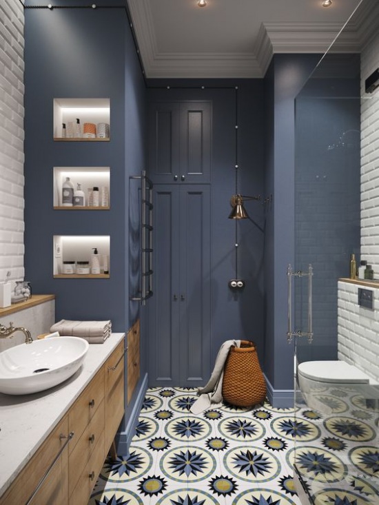 Wysoka łazienka z niebieską ścianą i wzorzystą podłogą