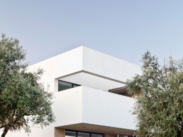 wyjątkowy dom - nowoczesna, awangardowa bryła domu wkomponowana w portugalską wieś. Duża willa, biała, skąpana w...