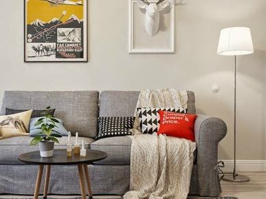 Skandynawski okragły stolik na drenianych nóżkach z czarnym blatem,szara sofa,plakaty i biały jelonek na ścianie (26302)