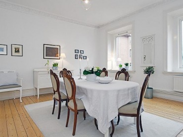 skandynawskie mieszkanie, które połączyło historię, stylowe meble z nowoczesnymi formami i białymi ścianami....