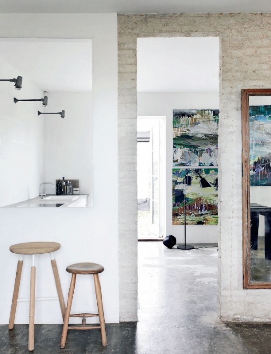 Surowa cegła na ścianie w minimalistycznej aranżacji mieszkania