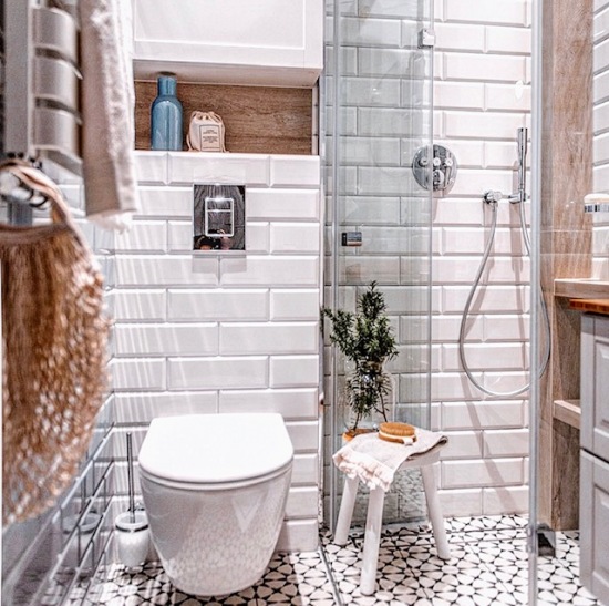 Aranżacja malutkiej łazienki w eklektycznym stylu ze wzorzystą podłogą