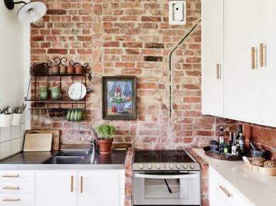 10 ciekawych i inspirujących pomysłów na ścianę z czerwonych cegieł w kuchni