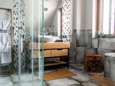 Eklektyczna szara łazienka z drewnianymi dodatkami i wzorzystą ścianą (57072)