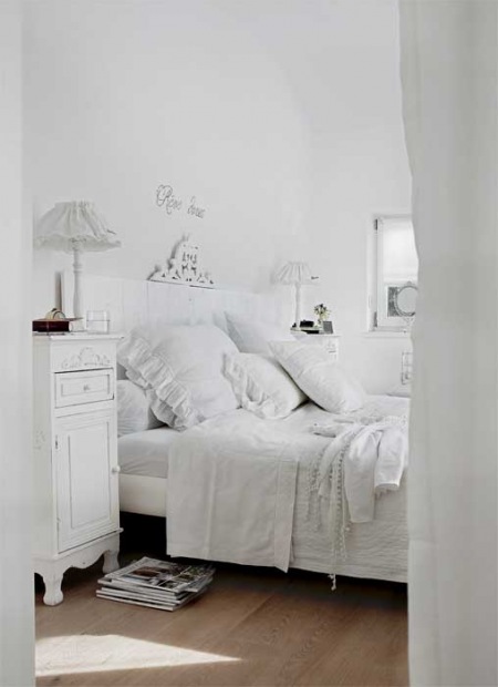 Biała sypialnia w romantycznej oprawie