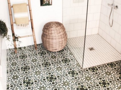 Drewno i podłoga z czarno-białym wzorem w aranżacji łazienki (52516)