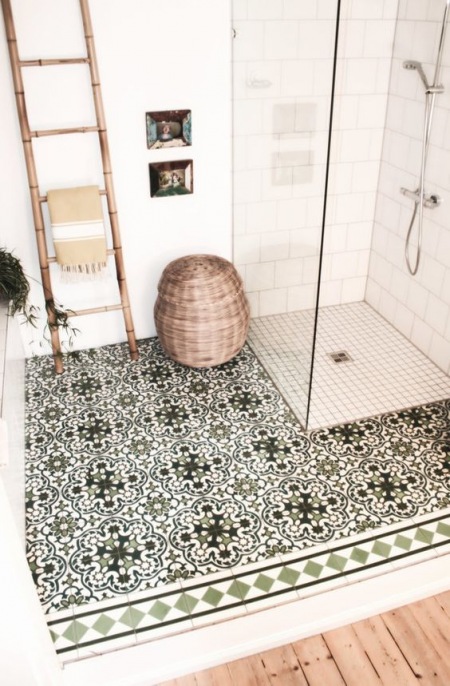 Drewno i podłoga z czarno-białym wzorem w aranżacji łazienki