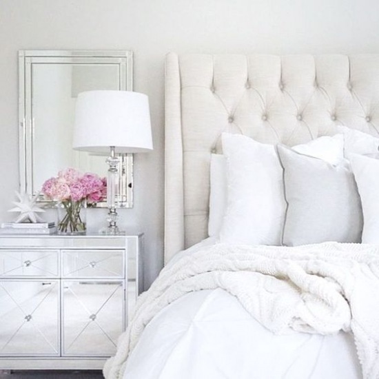Elegancka pastelowa sypialnia z lustrzaną szafką