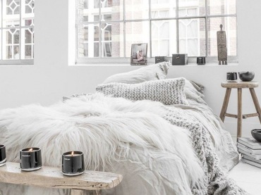 Całkowicie biała sypialnia ma swój wyjątkowy klimat. Zastosowanie drewna w postaci stołka i ławki potęguje jej...