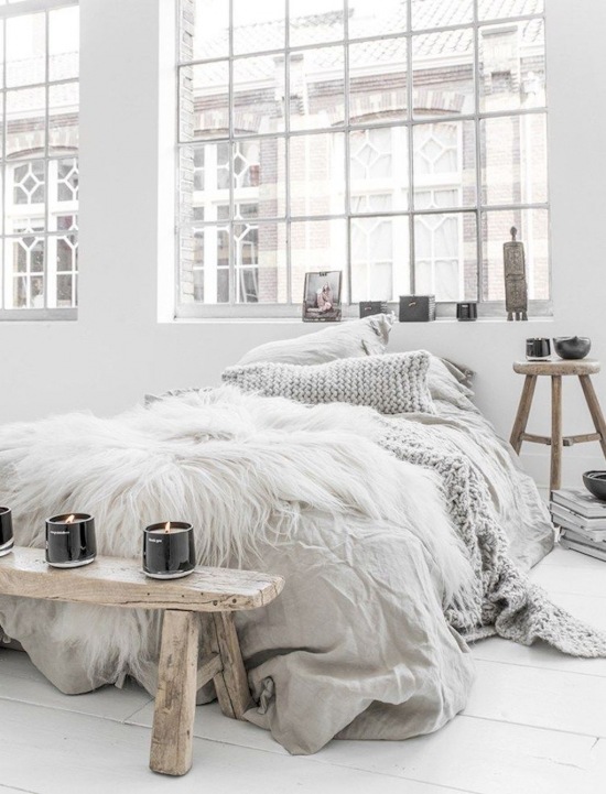 Aranżacja białej sypialni z drewnianymi meblami
