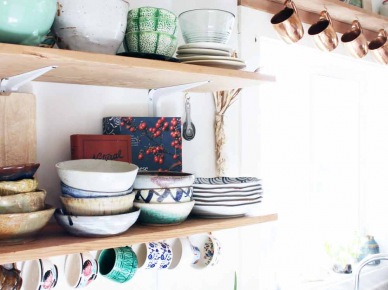 Kolorowe naczynia i dodatki na drewnianych półkach w kuchni (53050)