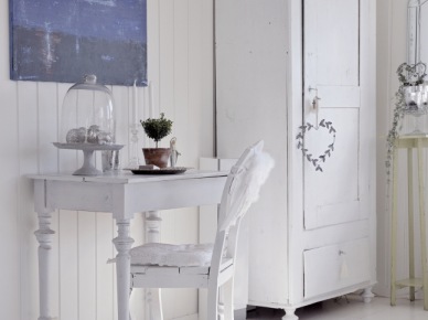 Rustykalna biała szafa jednodrzwiowowa,mały stolik na toczonych nogach ze szklana paterą na stylowej nóżce (24489)
