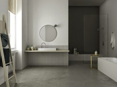 Minimalistyczna aranżacja łazienki z betonową posadzką,drabiną wieszakiem,okragłym lustrem i złotym stolikiem pomocniczym (25723)