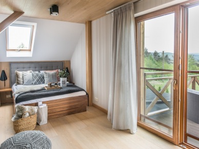 Mała sypialnia na poddaszu z drewnianym tarasem (55856)