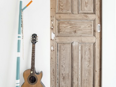 Drzwi z naturalnego drewna ,niebieski wieszak i betonowa podłoga w skandynawskiej aranżacji (22274)