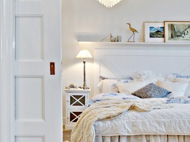 Delikatna aranżacja sypialni skąpana jest w śnieżnej bieli ocieplonej przez pojedyncze detale, które dekorują...