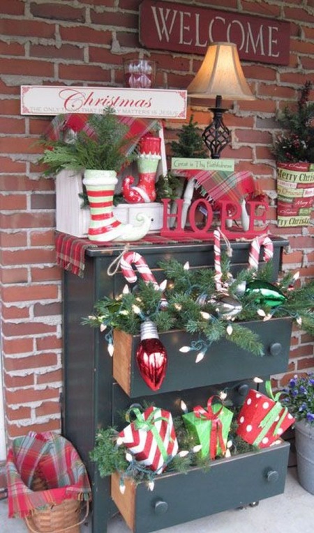 Czerwone dekoracje świąteczne na balkonie i tarasie