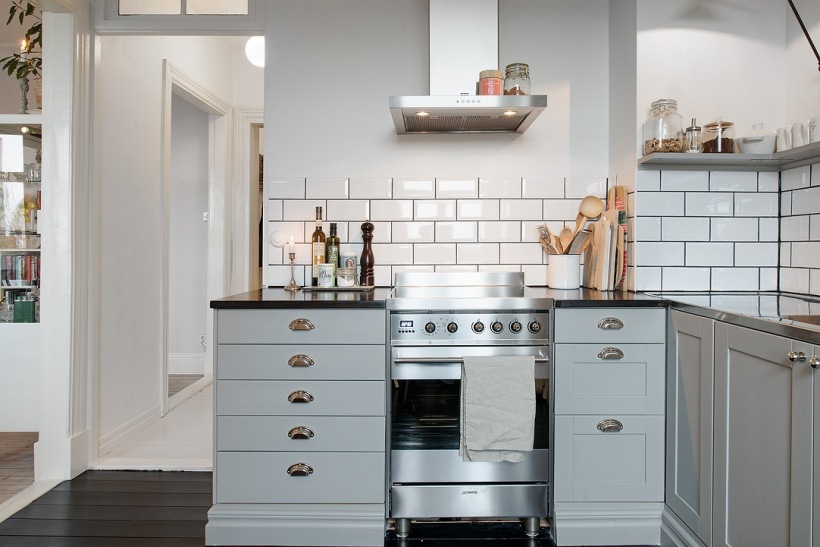 Niebiesko-szare szafki kuchenne w skandynawskiej kuchni