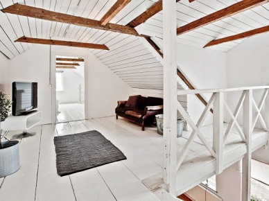 Maly salonik TV przy białych drewnianych schodach na poddaszu (21571)