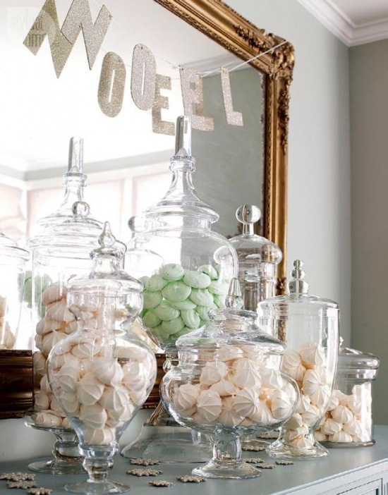 Rzeźbione stylowe lustro,szklane bomboniery francuskie z bezowymi ciasteczkami świątecznymi