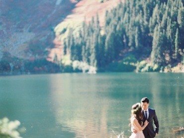 Wyjątkowa sesja ślubna, na której Para Młoda pozuje na tle natury, czyli jeziora i gór....