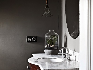 Klasyczna brązowa szafka łazienkowa z marmurowym blatem i rustykalną lampą (21531)
