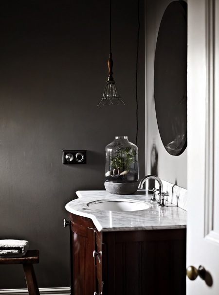 Klasyczna brązowa szafka łazienkowa z marmurowym blatem i rustykalną lampą