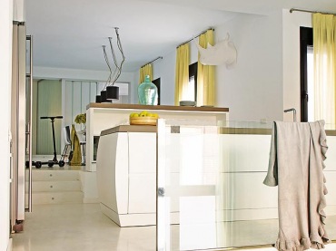 bardzo subtelny loft - to przykład hiszpańskiej aranżacji pełnej słonecznych barw - od bieli, żółci do ciepłej zieleni....