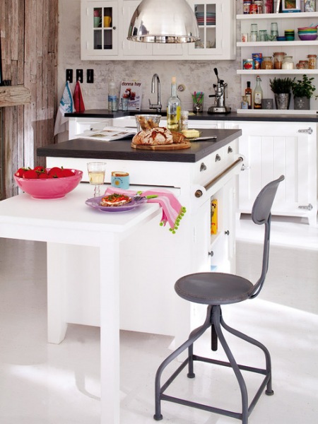 Piękna biała kuchnia ze ścianą z drewna lekko postarzanego