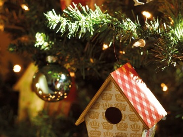 ciepły, czarujący dom na wsi, gdzie tradycyjne drzewko i dekoracje świąteczne czarują magią sprzed lat - proste,...