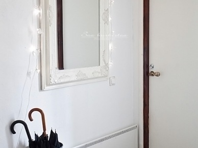 Girlanda z białymi żarówkami na lustrze w przedpokoju (23867)