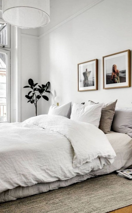 Biała sypialnia z minimalistycznymi dekoracjami