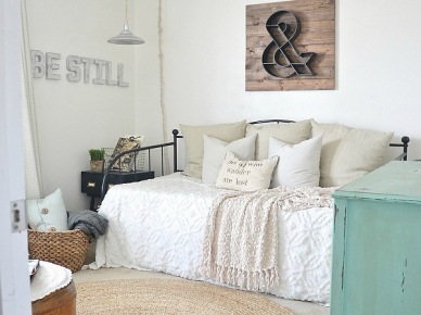 Okragły dywan z juty,czarna kuta ławka,turkusowa komoda i drewniane litery 3D na ścianie (23901)