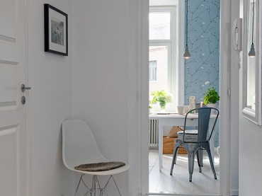 szaro - błękitne kolory w małym mieszkaniu wyglądają przejrzyście i estetycznie - nie przytłaczają go, ale dodają...